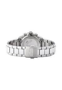 Silverfärgad klocka i rostfritt stål med länkarmband, har en rund boett och ett spänne, med logotypen som visas på baksidan och armbandet.