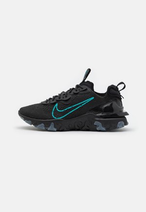 Chaussure de sport noire avec un swoosh Nike bleu sarcelle, semelle texturée noire et grise, et languettes de tirage au talon et à la languette sur fond blanc.