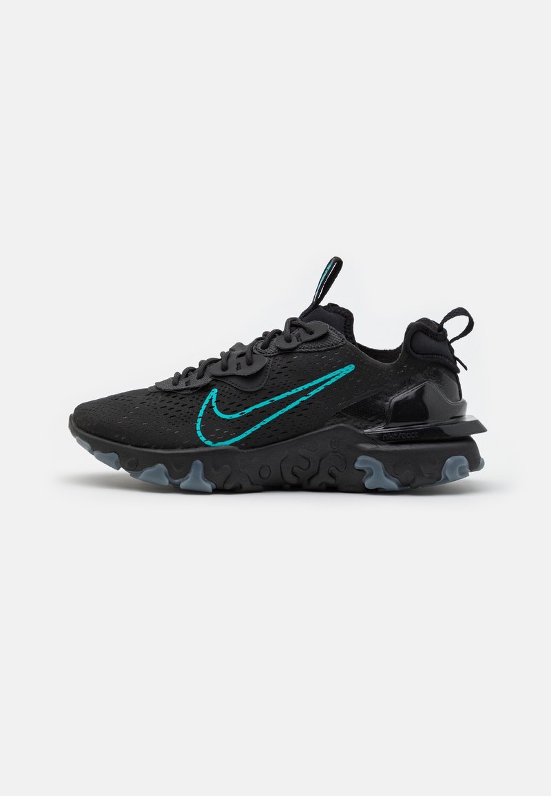 Chaussure de sport noire avec un swoosh Nike bleu sarcelle, semelle texturée noire et grise, et languettes de tirage au talon et à la languette sur fond blanc.