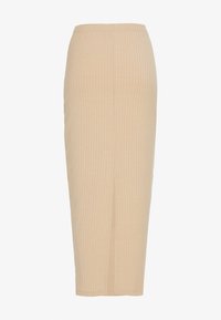 Falda midi de canalé beige con un corte ajustado, cinturilla elástica y una abertura en la parte trasera para mayor libertad de movimiento. Textura suave en toda la prenda.