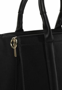 Zwarte leren handtas met een gestructureerd ontwerp, voorzien van twee handvatten, een gouden ritssluiting, en een gladde textuur. Accenten zijn onder andere stikseldetails.