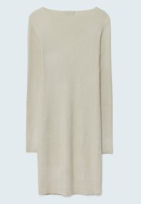 Robe à manches longues en maille côtelée de couleur beige clair avec un col rond, vue de dos sur un fond bleu pâle.