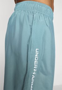 Under Armour TECH WOVEN WORDMARK - Korte sportsbukser - jasper blue/white