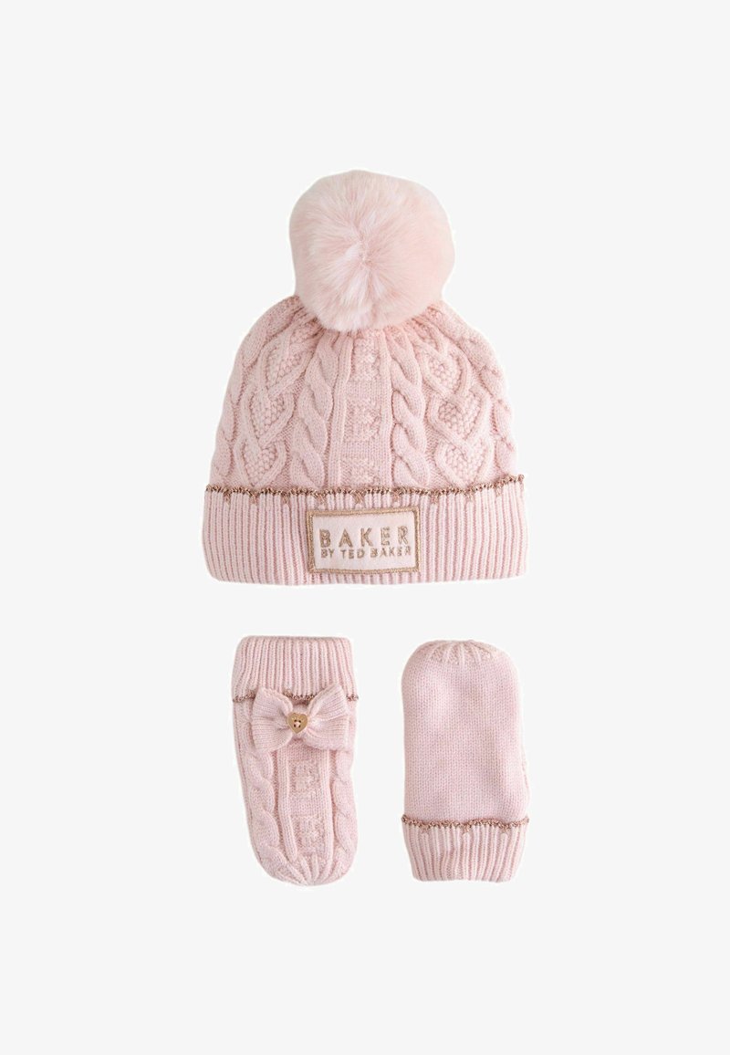 Roosa kudumüts, millel on pehme pompom ja kuldsete aktsentidega riba, koos sobivate kindadega, millel on lipsu detail ja tekstureeritud muster.