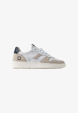 Sneaker con tomaia in pelle bianca, dettagli in suede grigio e tallone blu scuro. Presentano lacci bianchi e una suola in gomma testurizzata.