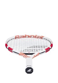 Witte tennisracket met rode accenten, gestreepte grip en een ronde kop. Heeft een raster van snaren en opvallende branding op het frame.