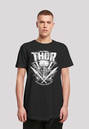 Svart bomull t-skjorte med grafisk trykk av en hammer og sverd, merket "THOR ASGARDIAN WARRIOR," med en slitt tekstur.