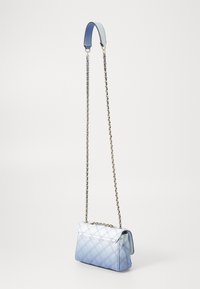 Borsa a tracolla trapuntata in pelle blu gradiente, con base piatta, patta superiore, tracolla a catena e una finitura liscia e lucida.