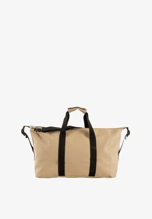 Bolsa de lona impermeable beige con asas negras y correa para el hombro. Cuenta con cierre de cremallera y textura suave, diseñada para la durabilidad.