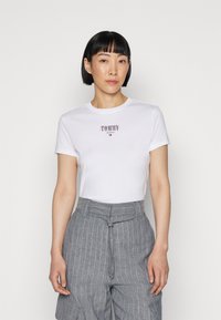 Tommy Jeans ESSENTIAL LOGO - Marškinėliai su spaudiniu - white
