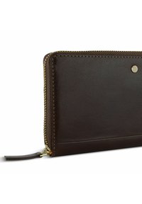 Portafoglio in pelle marrone con una texture liscia, zip dorata e un dettaglio di cucitura decorativa lungo il bordo.