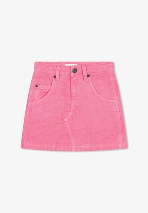 Mini-jupe en denim rose avec cinq poches, coutures contrastées et fermeture à bouton. Présente un motif subtil embossé dans le tissu.