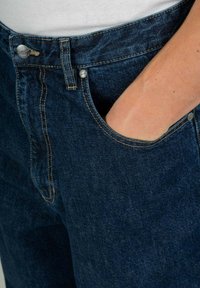 Vaqueros de mezclilla azul oscuro con una textura suave, que presentan un bolsillo frontal, cierre de botón y costuras en contraste a lo largo de las seams.