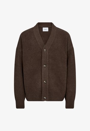 Brun cardigan med knapper, ribstrikkede manchetter, kant og V-udskæring, lavet af blødt tekstureret stof.
