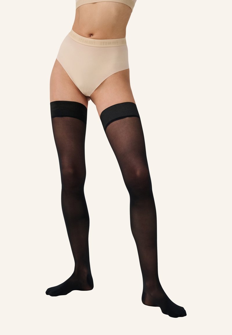 Schwarze, knielange Strümpfe mit transparenter Optik und breiten schwarzen Silikonbändern an der Oberseite, kombiniert mit hell-beigem, hochgeschnittenem Unterwäsche.
