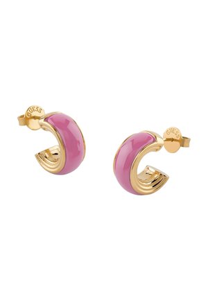 Boucles d'oreilles créoles en ton or avec des incrustations émaillées roses incurvées et "GUESS" gravé au dos des boucles, présentées sur un fond blanc.