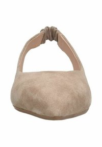 Ballerine in suede beige con punta morbida e arrotondata e una fascia elastica arricciata sul tallone. La suola è piatta e flessibile.