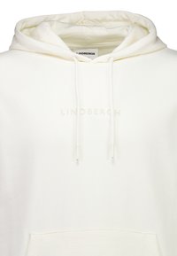 Roomkleurige hoodie met een gestructureerde afwerking, voorzien van een voorzak, capuchon met trekkoord en geperste merknaam "LINDBERGH" onder de halslijn.