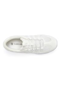 Scarpa da ginnastica bianca con tomaia in rete, design testurizzato, lacci elastici e suola ammortizzata. Nome del marchio "Lascana" visibile all'interno.