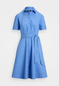 Ljusblå skjortklänning med korta ärmar, knappslå, figursydd midja och knytbälte. Tillverkad av slät textil med en klassisk design.