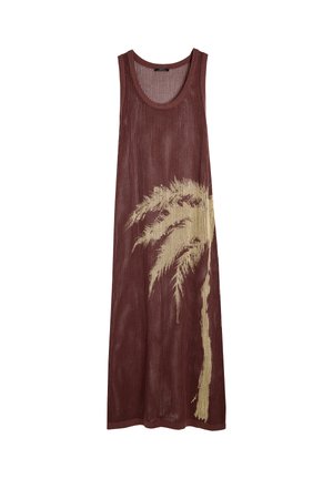 Bordowa sukienka bez rękawów o teksturowanym wzorze dzianiny, z jasnobeżowym wzorem palmy z boku oraz okrągłym dekoltem.