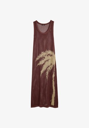 Bordowa sukienka bez rękawów o teksturowanym wzorze dzianiny, z jasnobeżowym wzorem palmy z boku oraz okrągłym dekoltem.