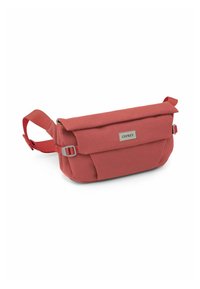 Bolso cruzado Osprey en color coral, con un cierre superior tipo plegado, correa ajustable y detalles en metal plateado. Fabricado con tejido duradero.