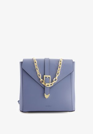 Jasnoniebieska skórzana torebka o strukturalnym designie, ze złotym łańcuszkiem i detalem z klamrą. Posiada zapięcie na klapę oraz wytłoczony logo.