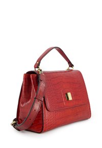 Rode gestructureerde leren handtas met bovenhandgreep, verstellbare schouderband en gouden sluiting aan de voorkant, weergegeven tegen een witte achtergrond.