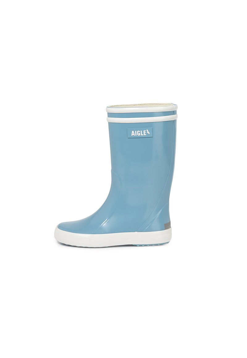 Botte de pluie en caoutchouc bleu avec des accents blancs, texture lisse, hauteur mi-mollet et logo sur le côté. Semelle crantée pour une meilleure adhérence.