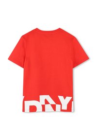Rode T-shirt met korte mouwen van katoen, met een witte graphic op de onderste voorkant, waarop het woord "DAY" in vette letters staat.