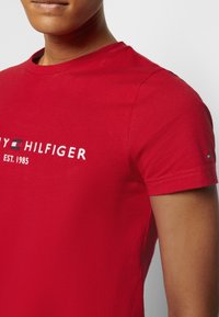 Tommy Hilfiger TOMMY LOGO TEE - T-shirt estampada - red alert