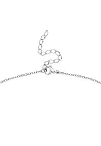 Bracelet en chaîne argentée avec un fermoir à homard, présentant des maillons ovales et une chaînette extensible pour un ajustement personnalisé. Fini métallique lisse.