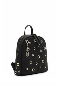 Zaino in tessuto nero con dettagli a occhiello color oro, chiusura con cerniera e ciondolo frontale. Dotato di spallacci regolabili e forma arrotondata.