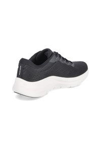 Sneaker z przewiewną czarną siateczką na cholewce, białą amortyzującą podeszwą, szarymi akcentami oraz płaskimi sznurówkami dla zapewnienia stabilności i komfortu.