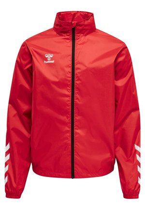 Rode waterdichte jas met een hoge kraag, volledige rits aan de voorkant, elastische manchetten en witte chevronaccenten op de mouwen. Hummel-logo op de borst.