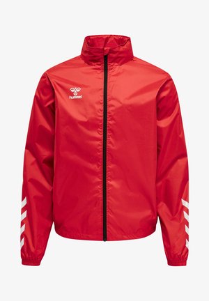 Rød vandtæt jakke med høj krave, fuld frontlynlås, elastiske manchetter og hvide chevron-detaljer på ærmerne. Hummel-logo på brystet.