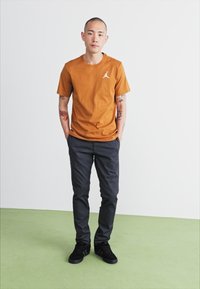 Jordan JUMPMAN CREW - Basic póló - desert bronze/white
