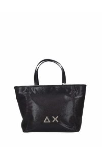 Borsa a spalla nera in materiale testurizzato con due manici corti. Presenta accenti geometrici argentati sul davanti. Design semplice e senza chiusura.