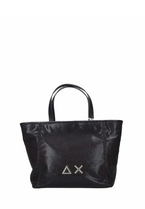 Borsa a spalla nera in materiale testurizzato con due manici corti. Presenta accenti geometrici argentati sul davanti. Design semplice e senza chiusura.
