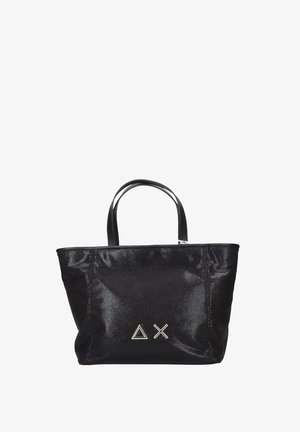 Borsa a spalla nera in materiale testurizzato con due manici corti. Presenta accenti geometrici argentati sul davanti. Design semplice e senza chiusura.