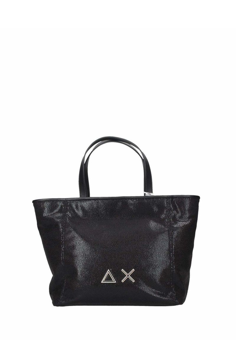 Borsa a spalla nera in materiale testurizzato con due manici corti. Presenta accenti geometrici argentati sul davanti. Design semplice e senza chiusura.
