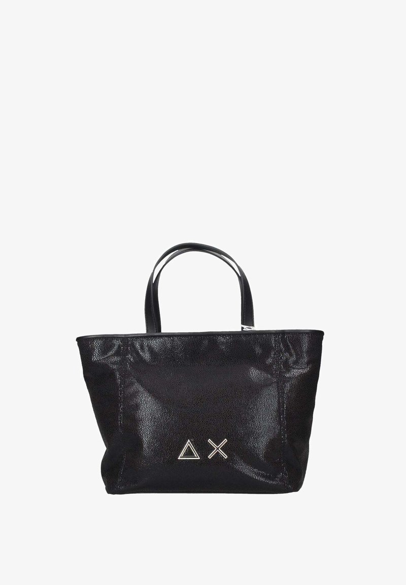 Borsa a spalla nera in materiale testurizzato con due manici corti. Presenta accenti geometrici argentati sul davanti. Design semplice e senza chiusura.