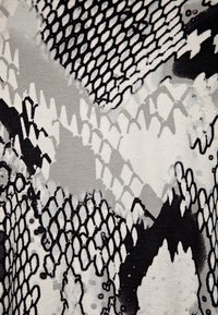 Schwarz- und grauer Schlangenlederdruck mit unterschiedlichen Texturen und Mustern, der ein netzartiges Aussehen und abstrakte Formen aufweist.
