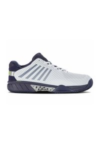 Scarpa sportiva bianca e blu navy con una tomaia sintetica texurizzata, dettagli in rete e una suola robusta con un motivo a tasselli geometrico.