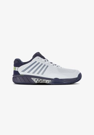 Weißer und marineblauer Sportschuh mit einem strukturierten synthetischen Obermaterial, Netzakzenten und einer robusten Sohle mit einem geometrischen Profil.