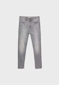 Jeans de mezclilla gris con un corte ajustado, que presentan un diseño de cinco bolsillos, ligero desgaste y cierre de botón. Textura suave, marca minimalista.