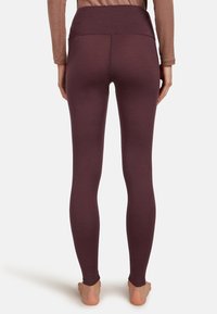 Lila hochgeschnittene Leggings aus dehnbarem Stoff, mit einer glatten Textur und einer figurbetonten Passform, die bis zu den Knöcheln schmaler wird.