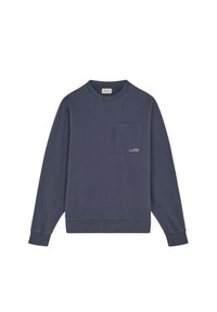 Navyblauw sweatshirt met een ronde hals, ribbelmanchetten en -zoom. Voorzien van een borstzak aan de voorkant met witte branding op de zak. Soepele textuur.