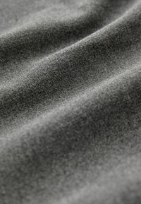 Dunkelgrauer Stoff mit einer glatten, strukturierten Oberfläche, die subtile Variationen in Farbton und Tiefe aufweist, geeignet für verschiedene Textilanwendungen.